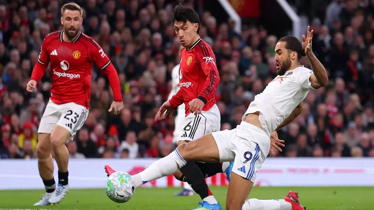 مانشستر يونايتد يرفع من حدة المنافسة على المراكز الأربعة الأولى في الدوري الإنجليزي الممتاز.